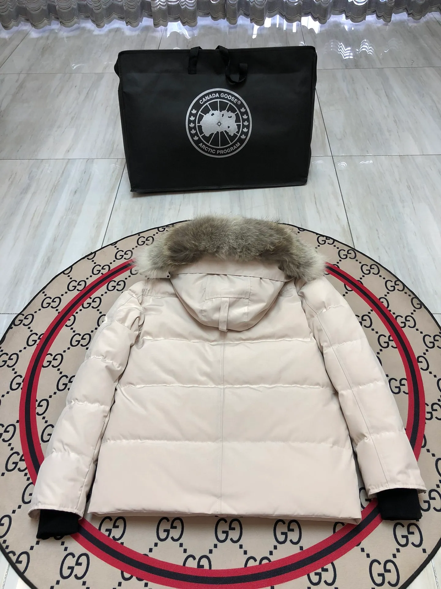 P800 Canada Goose Wyndham Parka has 29 styles for men and women. The hood and fur collar are detachable. My personal favorite is simple and elegant. It is clean and tidy. All Arctic and Antarctic scientific expedition teams choose Canada Goose as their cold wear. It is the Rolls-Royce of down jackets. ➖ Industry-leading anti-counterfeiting chip sensing. ➖ Imported Behringer embroidery machines and customized embroidery labels, the highest level and industry leading. ➖ Imported Korean 21-count polyester-cotton blended original fabric, TC85 waterproof coated fabric, water-repellent, windproof and wear-resistant. ➖ The new national standard 80 white duck down is filled with an average of 520 grams of down. The amount of down filled is industry-leading. ➖ 100% nylon lining with double double-layer sealing design to prevent velvet running, and seamless thread design on the cuffs! ➖ Western Canadian Green Wolf Collar. ➖ Yoshida YKK provides original factory-customized electroplated sliders. YKK two-way lockable zippers are tight and smooth and do not peel off paint. ➖ 3M composite Velcro is durable and the accessories and hardware are all custom-made. Note: Our copywriting is only simple and clear. Instead of bragging about the copywriting, it is better to compare and understand with samples. Only for the purest goose, the most dedicated, the most professional, the highest quality, the highest cost performance! SIZE:S-XXL [With size chart]